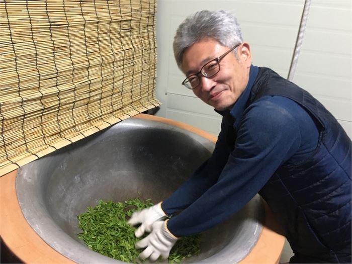벗이 차를 덖고 있다. 사진=조해훈