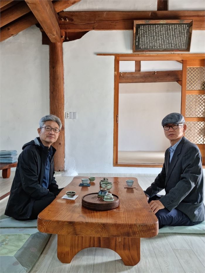 벗과 아래채에서 차를 마시는 모습. 사진=목압서사 제공