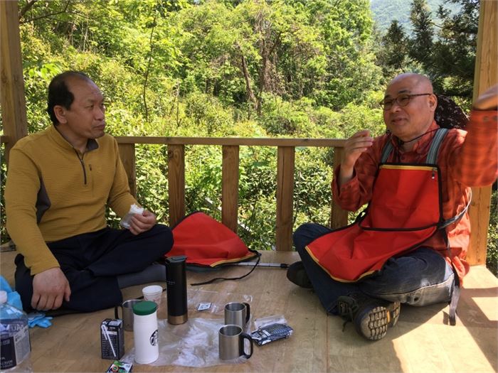 찻잎을 따다 원두막에서 간단하게 점심을 먹으며 이야기를 하는 백경동(왼쪽) 회장과 허섭 선생. [사진=조해훈]