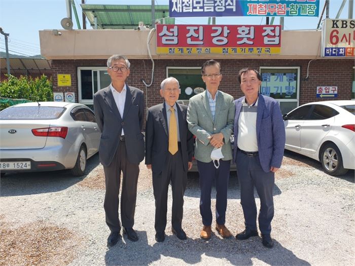 (왼쪽부터) 필자와 강남주 전 부경대 총장님, 차용범 전 경성대 교수, 박흥주 부산문화 대표가 하동읍 만지에 있는 섬진강횟집 앞에서 기념찰영을 하고 있다. 사진=김남호 시인