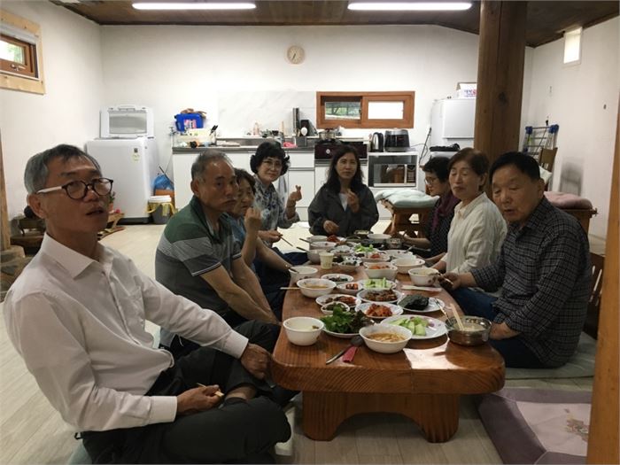 아래채 연빙재에서 저녁을 먹으면서 찍은 사진. 사진=목압서사 제공