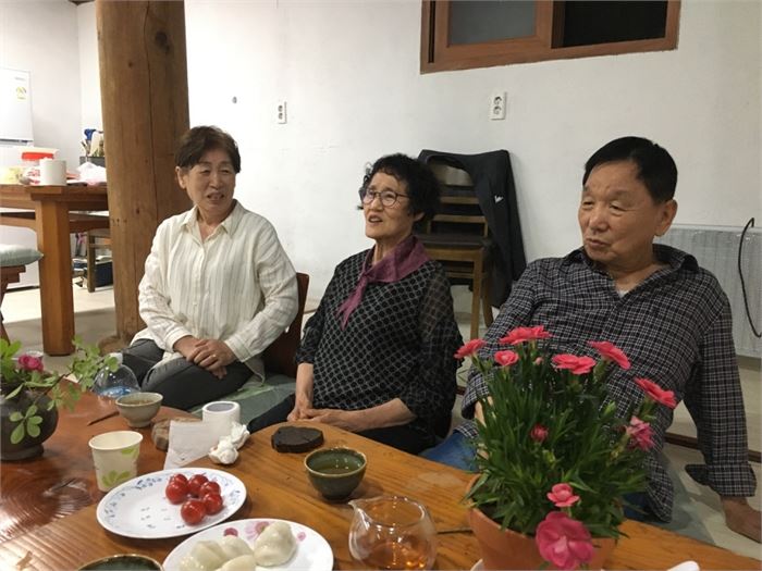 저녁 식사 후 과일과 차를 마시는 배정지 형님, 순덕 고모님, 형수님(오른쪽부터), 사진=조해훈