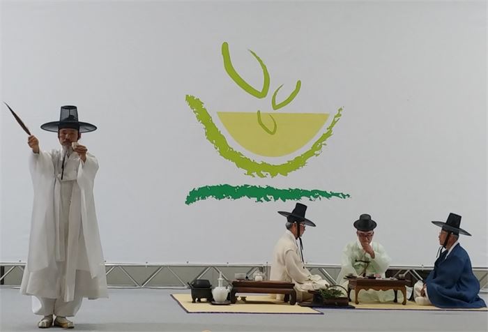 필자가 선비 두 분께 차를 우려 대접하면서 담소를 나누고 있다. 사진=대렴차문화원