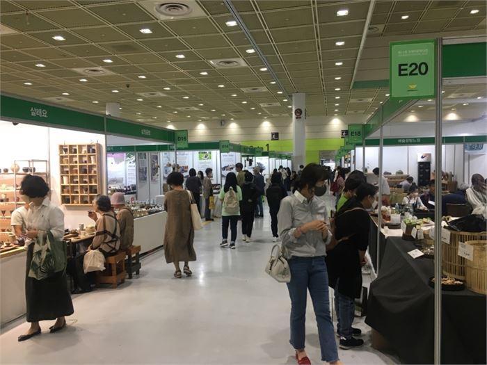 국제차문화대전에 참가한 부스들을 둘러보고 있는 시민들. 사진=조해훈