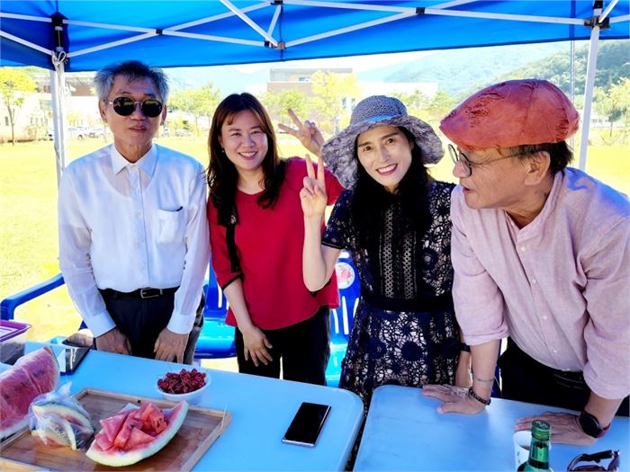 지리산문화에술학교 행사장에서 필자(왼쪽 첫 번째)와 이기철 시인, 풍물반 서영은( " 두 번째) 교사 등이 기념촬영을 하고 있다. 사진=지리산문화예술학교 제공