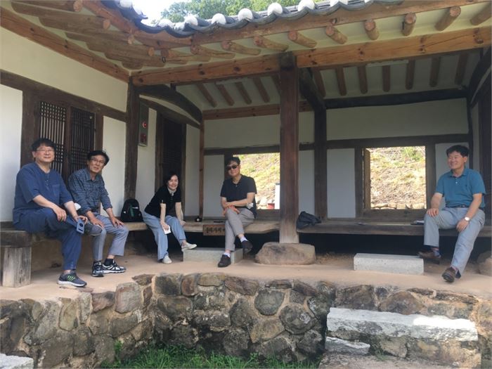 육신사 내의 태고정 옆 건물에서 영대글벗문학회 벗들. 왼쪽부터 박주동, 유인식, 서명아, 박재범, 황근희. 사진= 조해훈