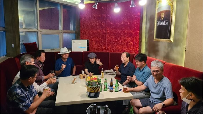 횟집에서 호프집으로 자리를 옮겨 이야기를 나누고 있는 영대글벗문학회 벗들. 사진 가운데 베레모를 쓴 분이 학창 시절 문학회 지도교수님이셨던 이기철 시인. 사진= 영대글벗문학회
