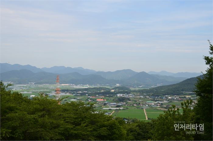45-6. 고성 벌판이 펼쳐져 있다