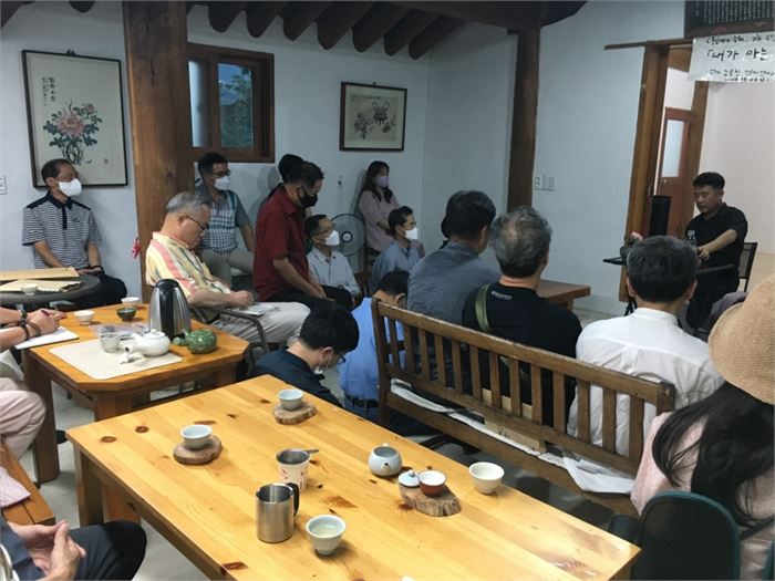 조용헌 교수의 강의를 듣는 주민들의 모습. 다른 각도에서 촬영했다. 사진=조해훈