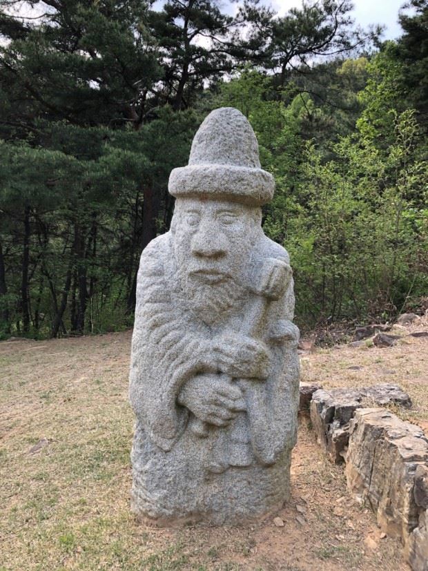 이장곤의 묘 앞에 있는 석상. 경상남도 유형문화재로 창녕군 대합면 대동리에 소재한다.  출처=한국민족문화대백과사전