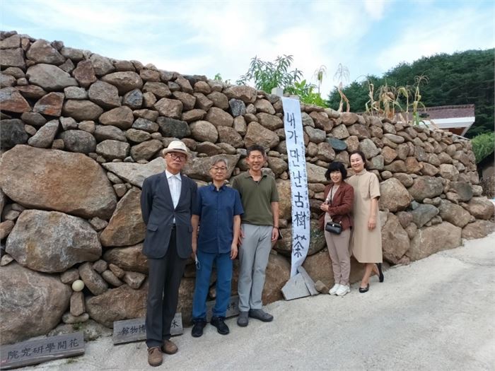 강의 시작 전 먼저 온 사람들이 목압서사 입구인 돌담에서 기념촬영을 하고 있다. 사진=목압서사 제공