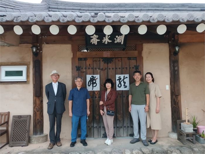 목압서사 연빙재 앞에서 강연자와 참가자들이 기념촬영을 하고 있다. 사진=목압서사 제공