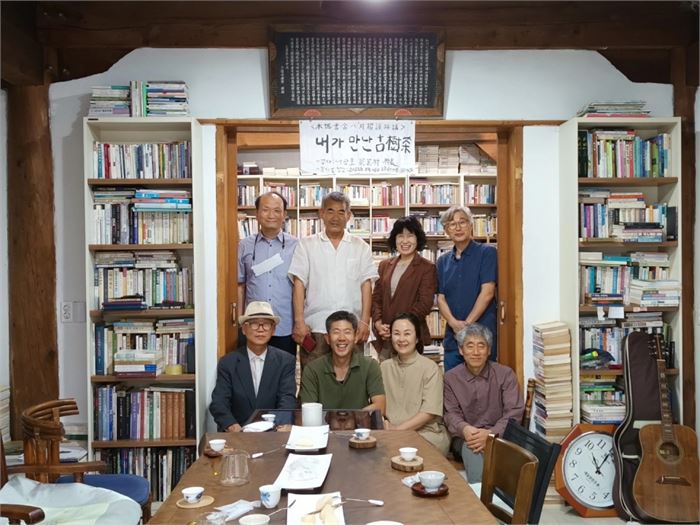 강의 후 연빙재에서 기념촬영을 하고 있다. 사진=목압서사 제공