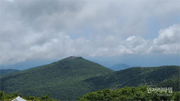 태백산에서 바라본 문수봉