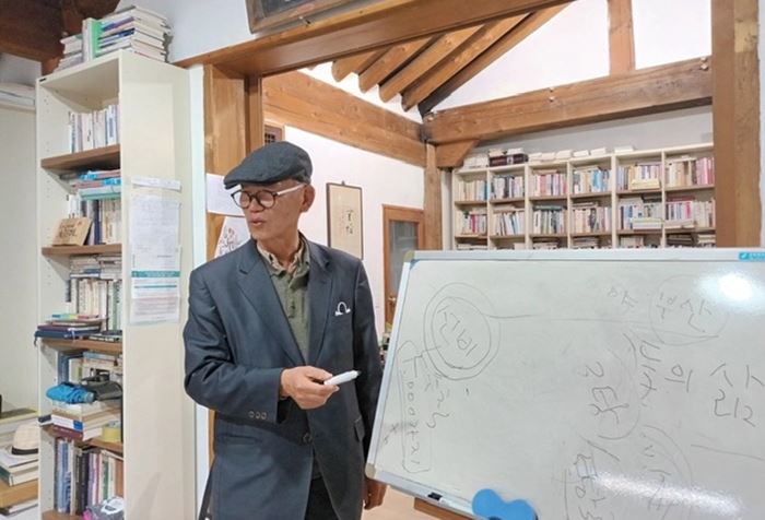 조해훈 원장이 목압서사 10월 인문학 특강을 진행하고 있다. 사진=목압서사 제공