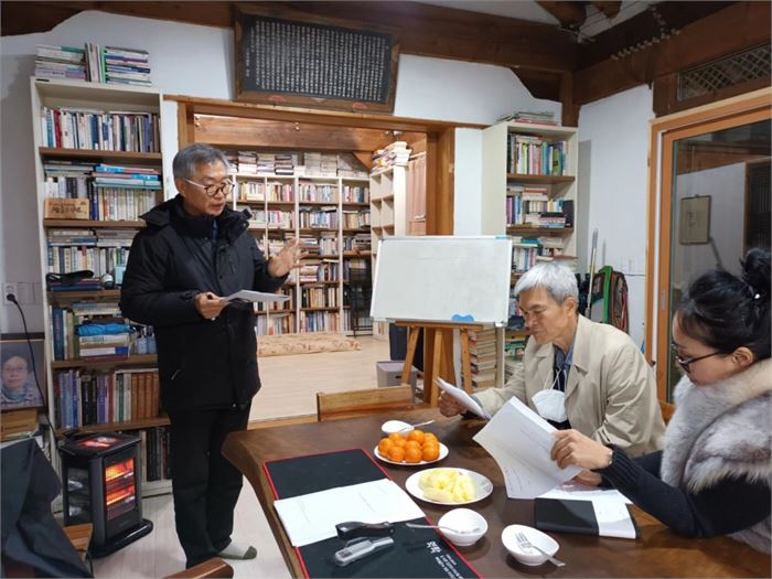 필자와 강의를 듣고 있는 주민들. 사진=목압서사 제공