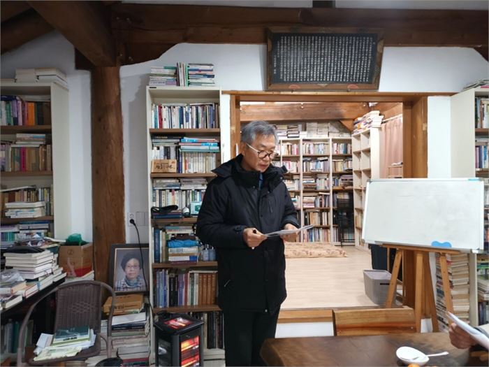 필자가 강의를 하고 있는 모습. 사진=목압서사 제공
