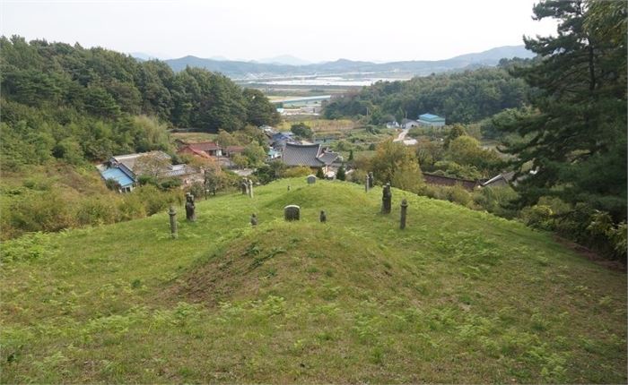 충남 공주에 있는 우의정 오시수의 묘. 사진 출처=공주시