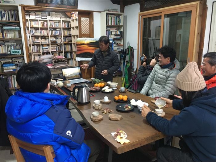 강의를 하고 있는 김종관 사진가. 사진=조해훈
