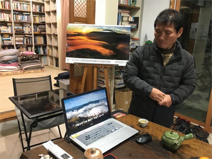목압서사에 빔프로젝터가 장비가 없어 노트북으로 강의를 하는 김 작가. 그 뒤로 1월 달력 사진이 보인다. 사진=조해훈