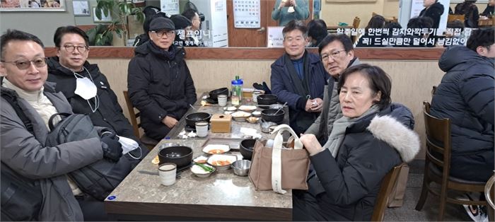 먼저 만난 영대글벗문학회 멤버 6명이 국제시장 안에 있는 돼지국밥집에서 점심을 먹은 후 포즈를 취했다. 사진=영대글벗문학회 제공