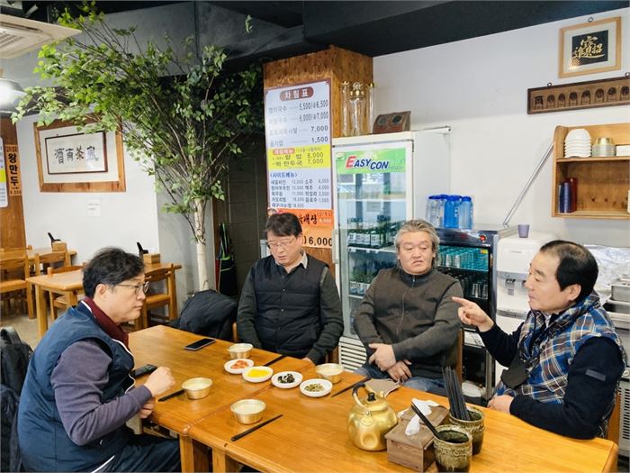 미리 옥수찬 가게에 가 시간을 보내고 있는 친구들. 사진=영대글벗문학회 제공