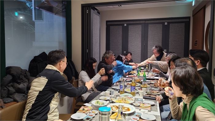 모임 장소인 금정구 남산동의 초밥집. 만나 서로 즐거운 마음으로 회포를 풀고 있다. 사진=영대글벗문학회 제공
