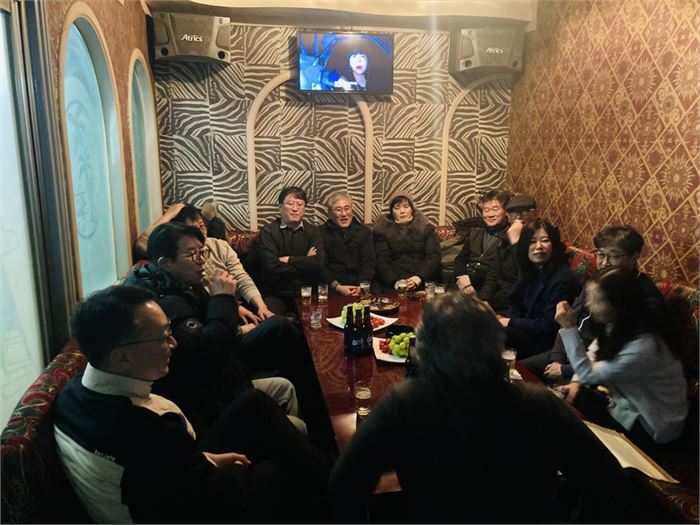 초밥집에서 나와 그 아래에 있는 한 노래방에 자리한 친구들. 사진=영대글벗문학회 제공