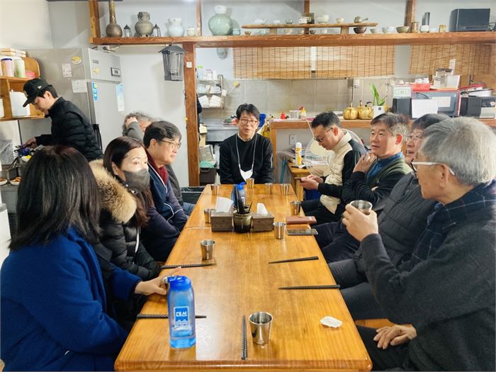 모임 이튿날인 29일 아침에 옥수찬 가게에서 아침을 먹기 위해 자리한 문학회 친구들. 사진=영대글벗문학회 제공