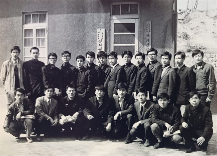 1972년 3월 서울대 사대 대의원총회를 마치고 대의원사무실 앞에서 찍은 기념사진. 찍은 임재택. 뒷줄 왼쪽에서 셋째가 임재택, 뒷줄 왼쪽 첫째가 친구인 유상덕.