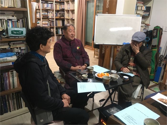 ​​강의 모습. 왼쪽이 지리산 전문 산꾼인 이주수 선생, 오른쪽이 박현호 화백. 사진= 조해훈​​