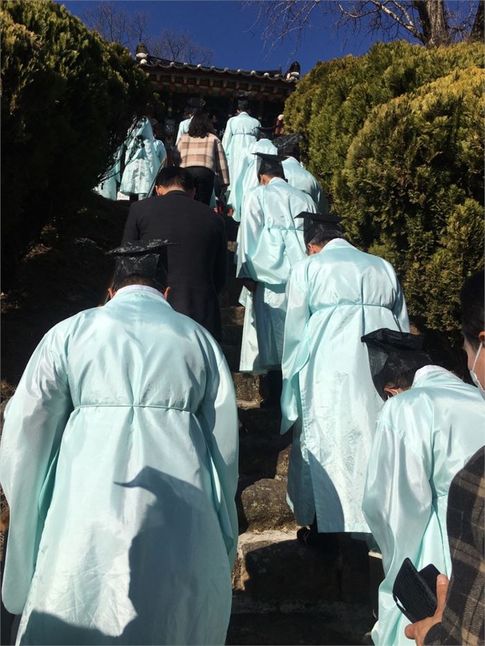 옷을 갈아입은 유사들이 석전대제를 봉행하기 위해 대성전으로 올라가고 있다. 사진=조해훈