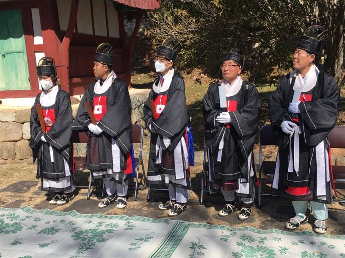 왼쪽부터 초헌관, 아헌관, 중헌관 등이 대성전 아래에 대기하고 있다. 사진=조해훈