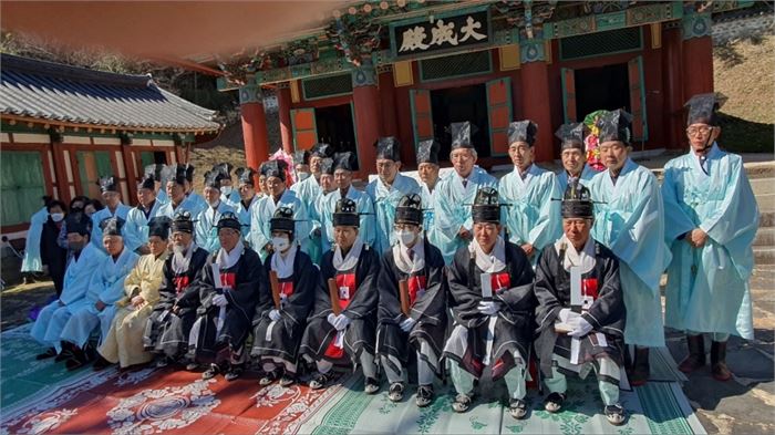 춘기 석전대제 봉행 후 관계자들이 기념촬영을 하고 있다. 뒤편 오른쪽 첫번째가 필자.