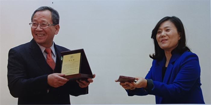 1. 김은주 부산대 유아교육과 교수가 2014년 2월 임재택 교수의 정년퇴임식에 다른 제자들과 함께 만든 기록앨범CD를 임 교수에게 전달하고 있다.