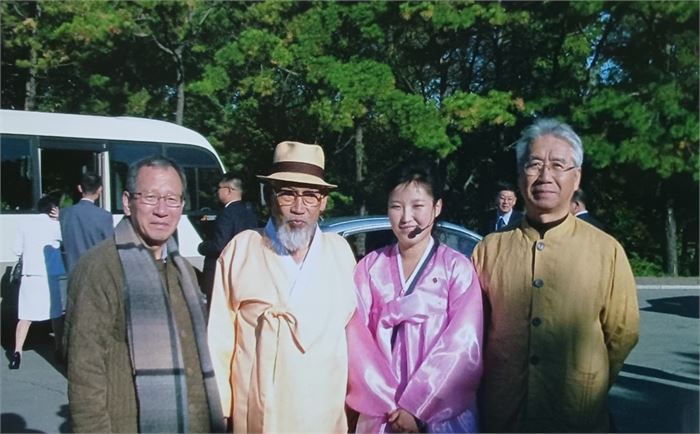 2014년 10월 평양 단군릉 개천절 민족공동행사로 방북일정 중 한복을 입은 북한 여성 안내원과 함께 기념촬영을 했다. 사진 왼쪽 맨끝이 임 교수, 다음이 고 장두석 선생.
