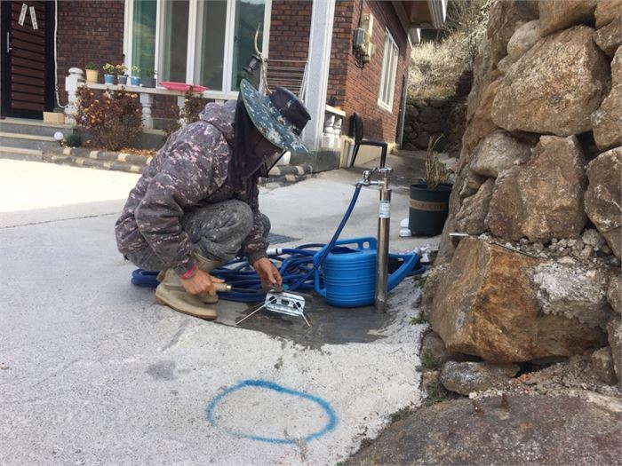 필자가 차산에 올라가기 전 마당 수돗가에서 낫을 갈고 있다. 사진=조병훈