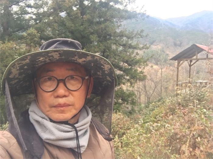 차산에서 일하고 있는 필자의 모습. 필자가 셀프로 찍었다.