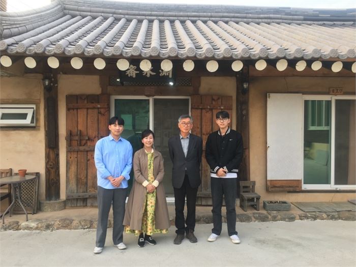 목압서사 연빙재 앞에서. 왼쪽에서 두 번째가 이현정 박사, 세 번째가 필자이다. 사진제공=목압서사