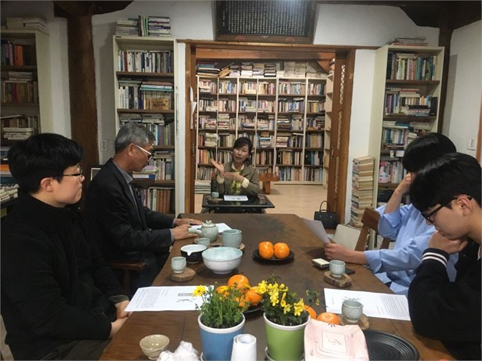 이현정 박사의 강의를 듣는 수강생들. 사진제공=목압서사