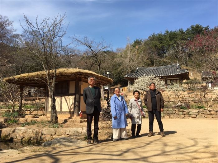 지난 3월 필자와 고전공부를 하는 분들과 백운동 별서정원을 답사했다. 왼쪽 첫 번째가 필자. 사진제공=목압서사
