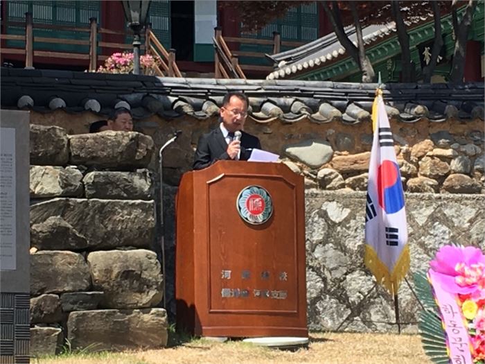 가족대표로 정창원 제주대 사학과 교수가 인사말을 하고 있다. 사진=조해훈