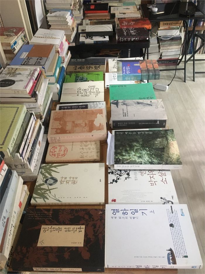 목압서사 내 연빙재에서 전시 중인 18, 19세기 지식인 관련 단행본들. 사진=조해훈