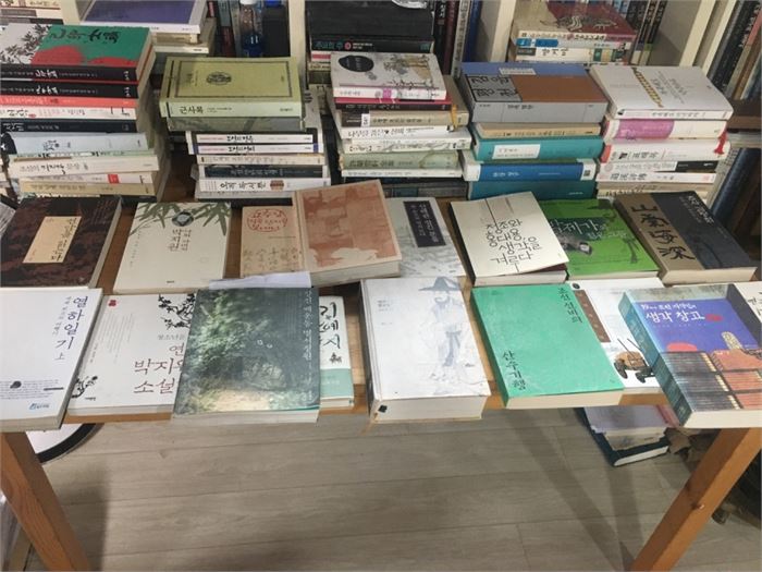 목압서사 연빙재에 전시 중인 단행본들 일부. 사진=조해훈