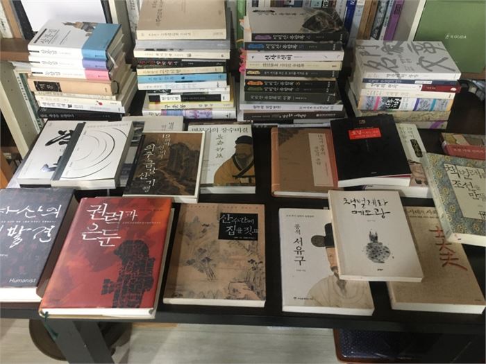 전시 중인 단행본 일부. 사진=조해훈