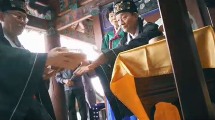 이날 초헌관을 맡은 최종수 성균관장이 헌작하고 있다. 사진=남계서원 제공