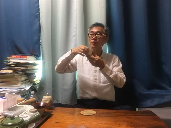 6월 11일 완성한 발효차를 마시는 필자. 사진=목압서사 제공