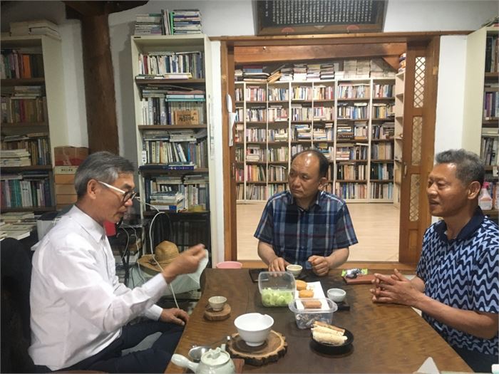 지난 5월 차회를 목압서사에서 하고 있는 모습. 오른쪽이 신판곤 대표님이고, 가운데가 백경동 차회 회장님이다. 사진=목압서사 제공