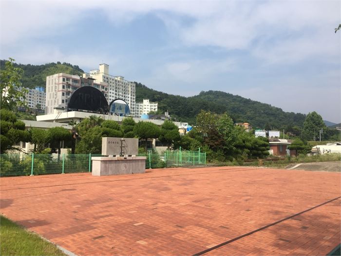 엣 하동역 뒤쪽 철로 변에 1968년 경상도와 전라도를 철로로 연결하는 경전선이 개통된 것을 기념하여 설립된 비가 세워져 있다. 사진=조해훈