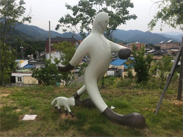 '2020 공공미술 프로젝트'로 산책로에 설치된 미술작품. 사진=조해훈